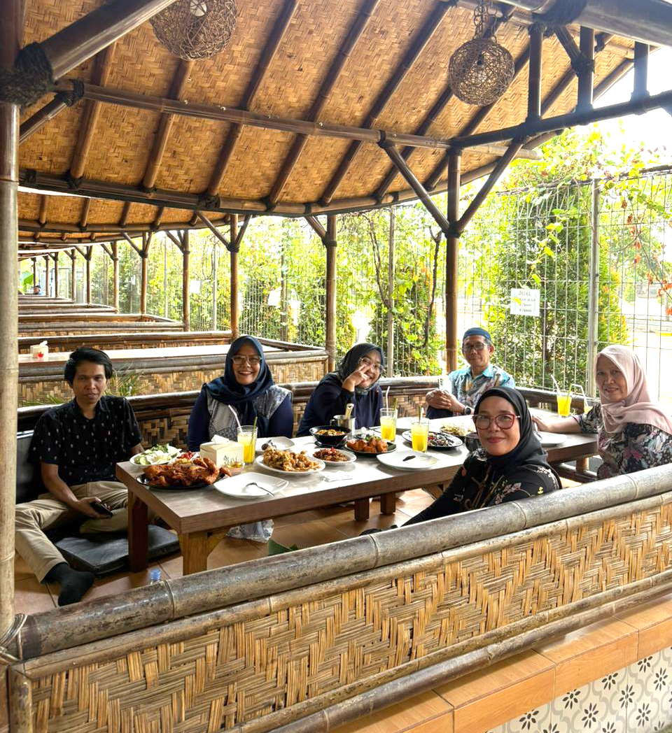 Rapat Bidang II Finalisasi Program E member ditutup dengan Makan Siang Bersama di RM Kampung Kecil Cibinong